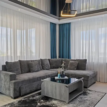 Elegant With Sea View In Moonlight *