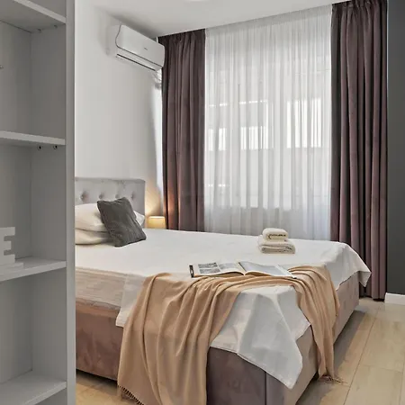 Elegant With Sea View In Moonlight Apartment