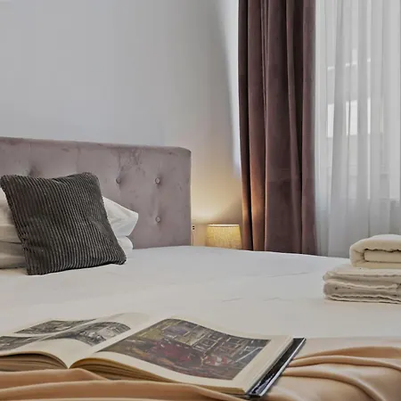 Elegant With Sea View In Moonlight Mamaia